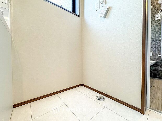 洗濯機を配置しても十分なスペースを確保しております。