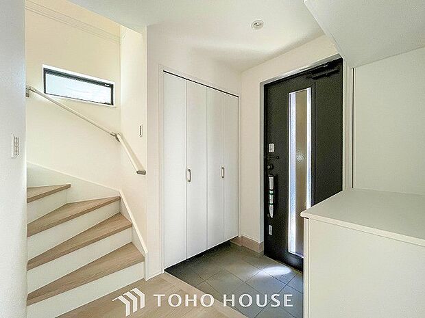 居住者の帰り、訪れる方を優しく迎えてくれる開放感のある玄関。