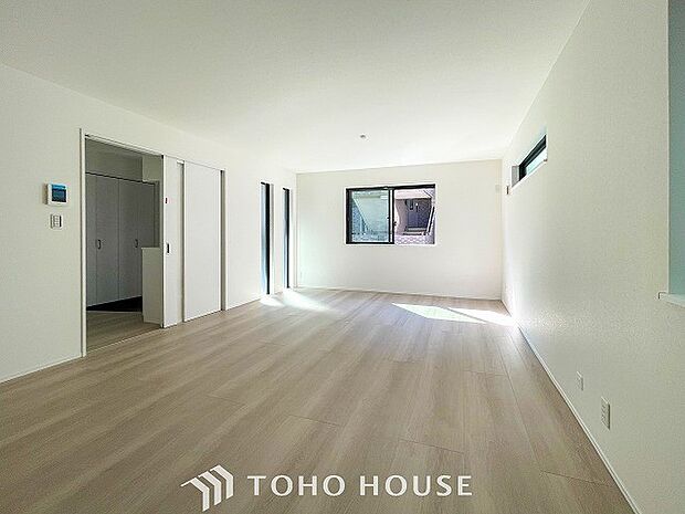 明るく開放的な空間が広がるLDK。室内には豊かな陽光が注ぎ込み、爽やかな住空間を演出。