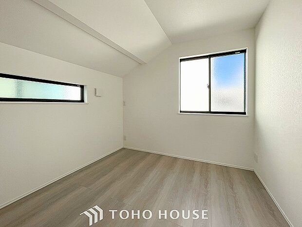 大きな窓からたっぷりと陽光が注がれる明るい空間。家族の成長に対応できる永住仕様の間取り。