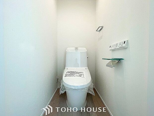 換気と明るさに配慮した清潔感溢れるトイレ。落ち着いた空間で安らぎのひとときをお過ごしいただけます。