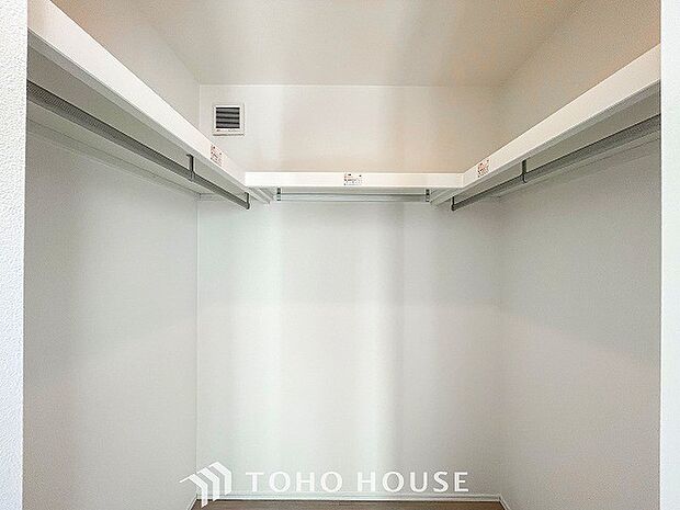 衣類だけでなく大きな荷物も収納でき、お部屋がすっきりします。
