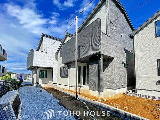 爽やかな青空の下に贅沢なほどに降り注ぐ陽光、豊かな居住性と、クオリティが見事に調和した住空間。