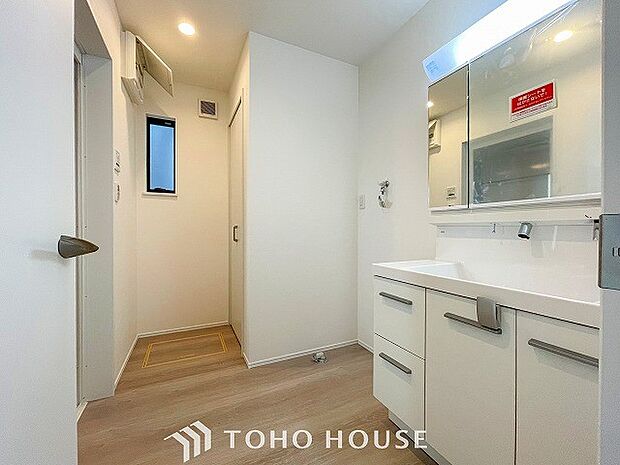 落ち着いた空間を演出するカラーと、ゆったりお使い頂ける広さが魅力のパウダールーム。