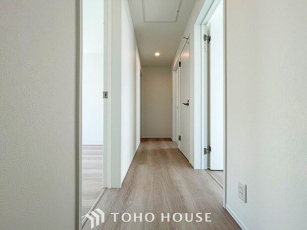 上質感漂う廊下。居住者の帰り、訪れる方を優しく迎え安らぎに満ちた生活空間を予感させます。