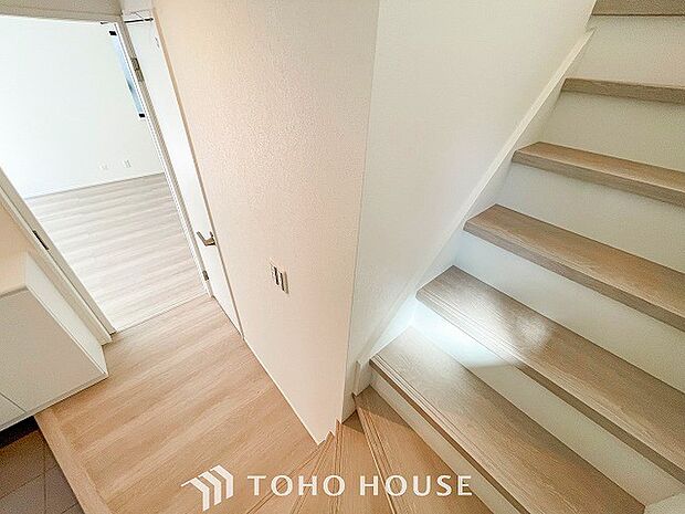 各フロアを結ぶ階段。集いの空間と一人の時間を楽しむプライベートルームをバランスよく繋いでいます。