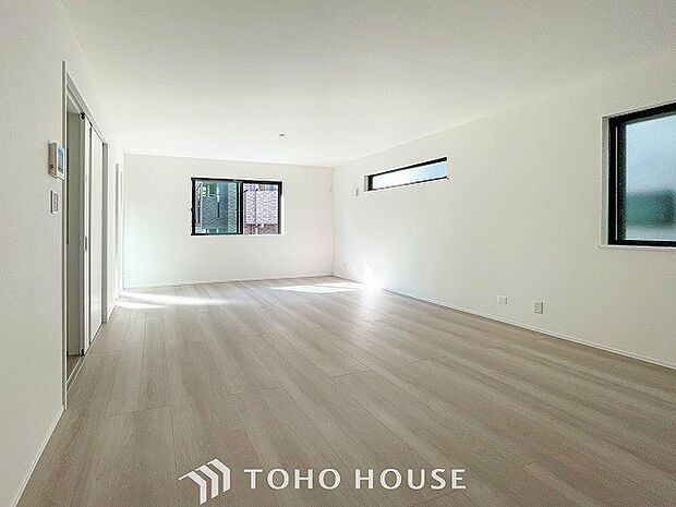 爽やかな色合いのフローリングと清潔感の溢れるクロスが明るい空間を創り出しているリビングダイニング。