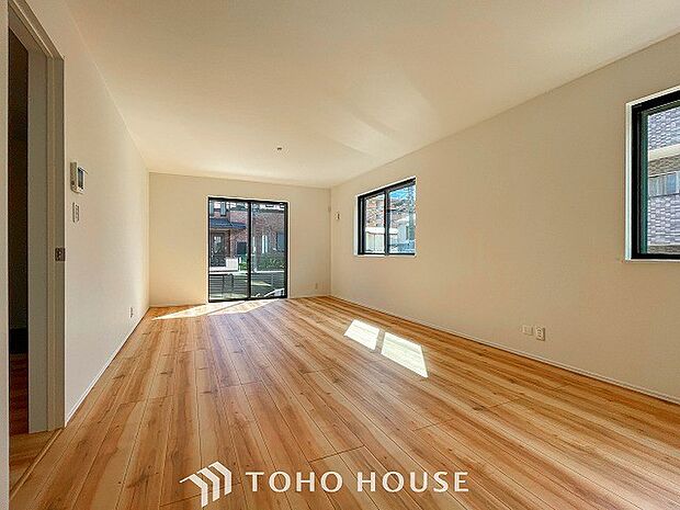 明るく開放的な空間が広がるLDK。室内には豊かな陽光が注ぎ込み、爽やかな住空間を演出。