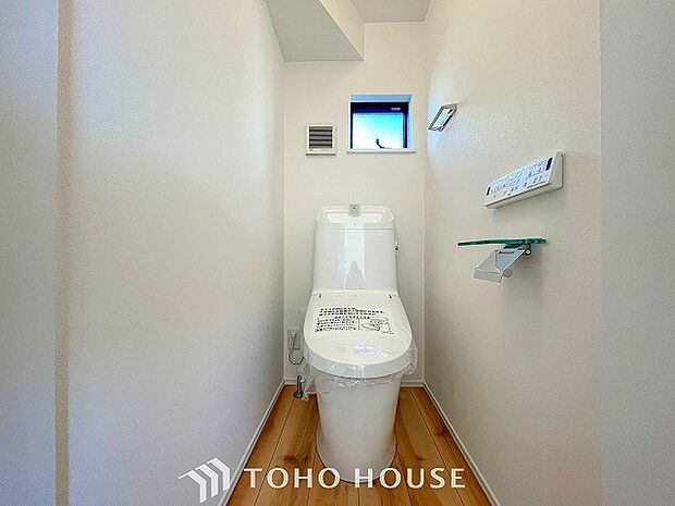 換気と明るさに配慮した清潔感溢れるトイレ。落ち着いた空間で安らぎのひとときをお過ごしいただけます。