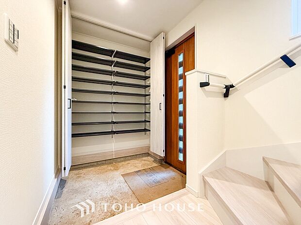 帰り着くたびに洗練されたテイストの空間に迎えられ誇りと喜びを感じる玄関まわりです。