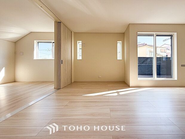 やわらかな陽射しがふりそそぎ、室内に開放感と爽快感をもたらします。