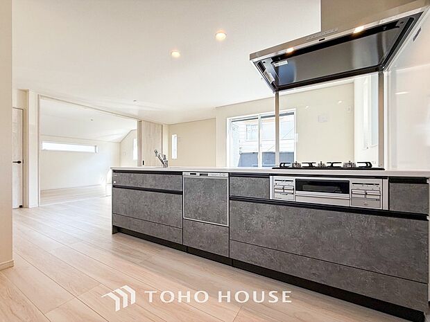 機能的で使い勝手のよさそうなキッチン。明るく清潔感があります。