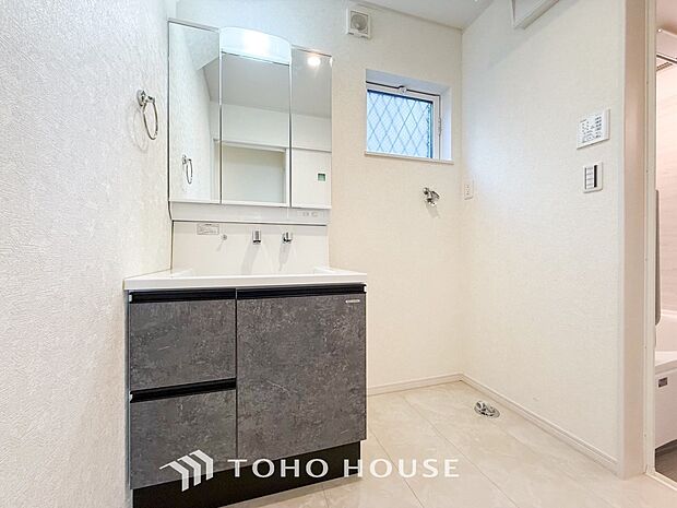 洗面台・洗面所朝の忙しい時間に嬉しいシャンプーヘッド付き洗面台。