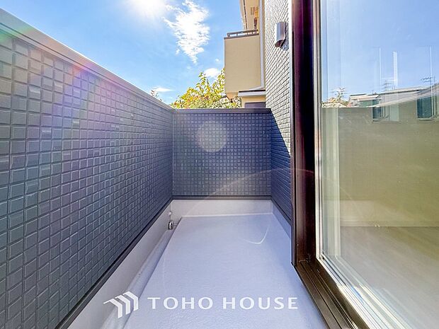 太陽の恵みをたっぷりと受けて、洗濯物も気持ちよく干せそうです。