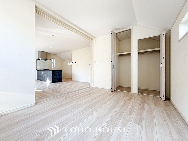 リビングに隣接した洋室。開け放してリビングと一体化してお使いいただくのもいいですね。