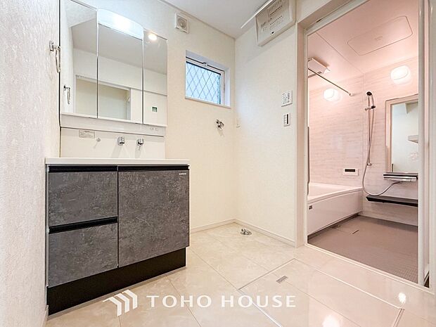 落ち着いた空間を演出するカラーと、ゆったりお使い頂ける広さが魅力のパウダールーム。