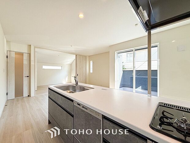 対面式キッチンのあるLDKで家族の会話が弾みます。