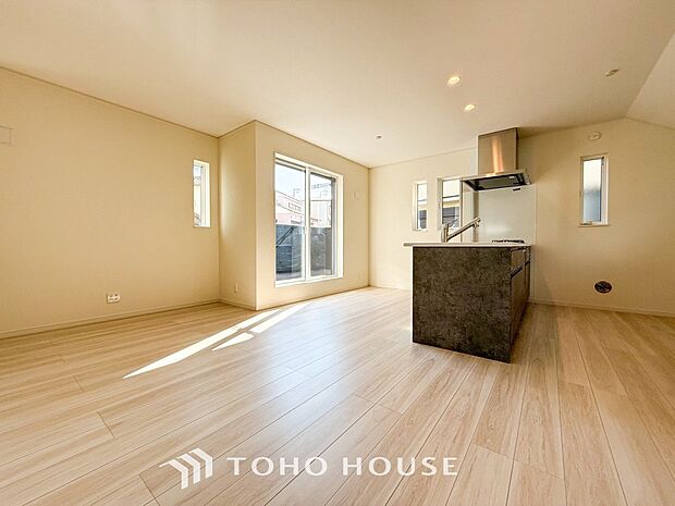 家族みんなが爽やかに健やかに過ごせるように、溢れる光をたっぷり取り込んだリビングダイニング。