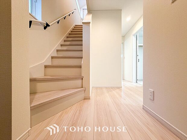 上質感漂う廊下。居住者の帰り、訪れる方を優しく迎える・安らぎに満ちた生活空間を予感させる。