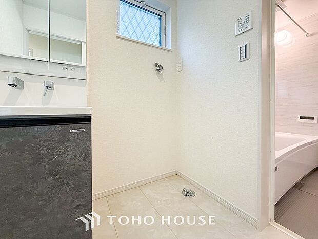 洗濯機を配置しても十分なスペースを確保しております。