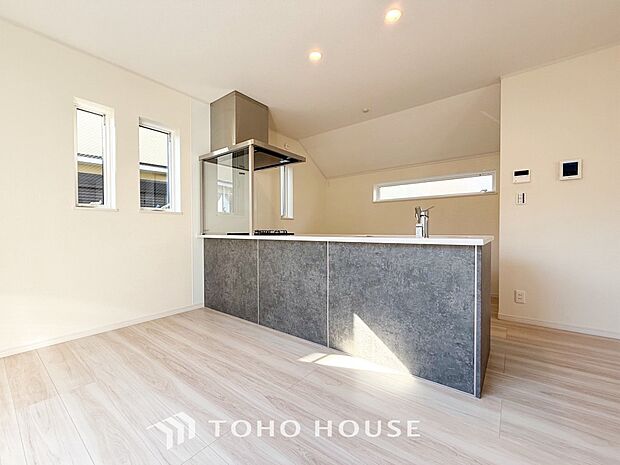 美味しいお料理も楽しいお喋りもキッチンを中心に広がります。