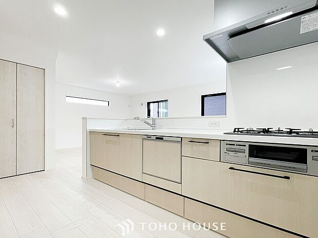 お手入れのしやすいすっきりしたシステムキッチンを採用しました。