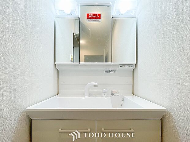 洗面台・洗面所パウダールームはナチュラルな雰囲気で清潔な印象。