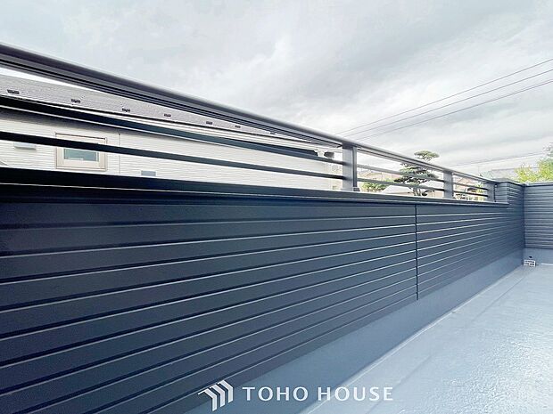 暮らしの中で光と風を演出してくれるバルコニー。