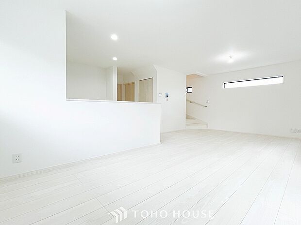 家族と過ごすひと時を溢れる光が優しく包み込むリビングダイニング。