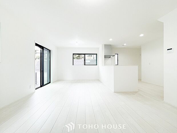 忙しい朝でも、しっかり家族が揃って食事をして頂けるゆとりある大きさのダイニングスペース。