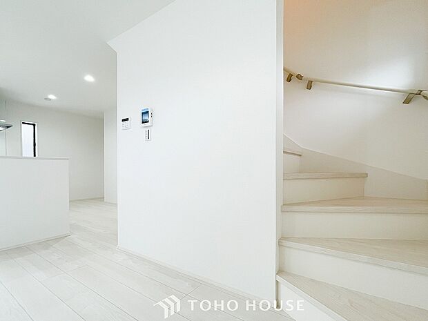 パブリックゾーンとプライベートゾーン繋ぐ階段。豊かな陽光が注ぎ込み、爽やかな住空間を演出。