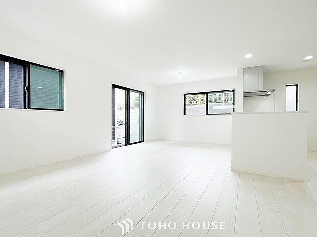 光と風があふれる開放的なリビングダイニングには自然と家族みんなが集まってきます。