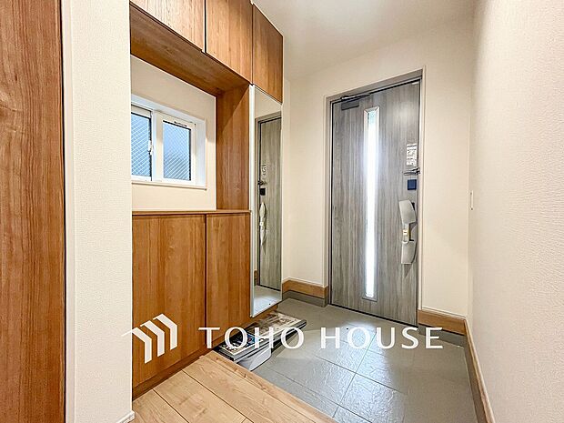 帰り着くたびに洗練されたテイストの空間に迎えられ誇りと喜びを感じる玄関まわりです。