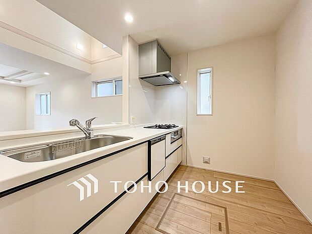 お手入れのしやすいすっきりしたシステムキッチンを採用しました。