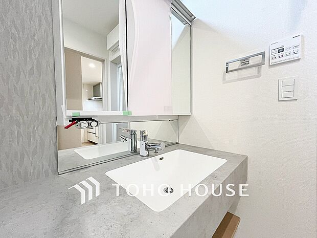 洗面台・洗面所パウダールームはナチュラルな雰囲気で清潔な印象。