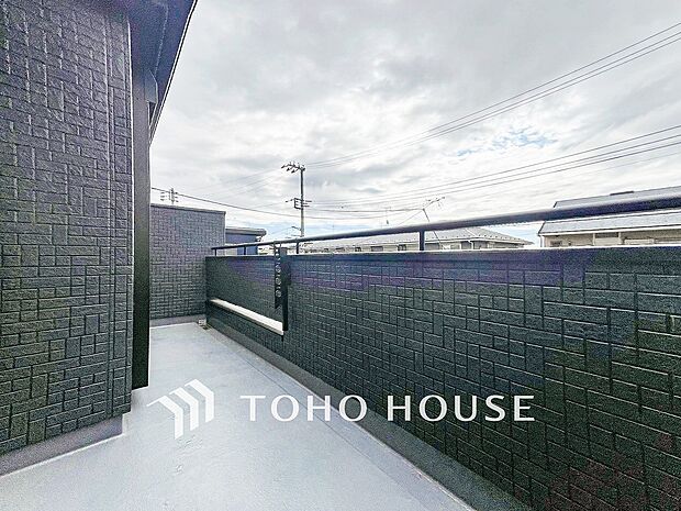 暮らしの中で光と風を演出してくれるバルコニー。