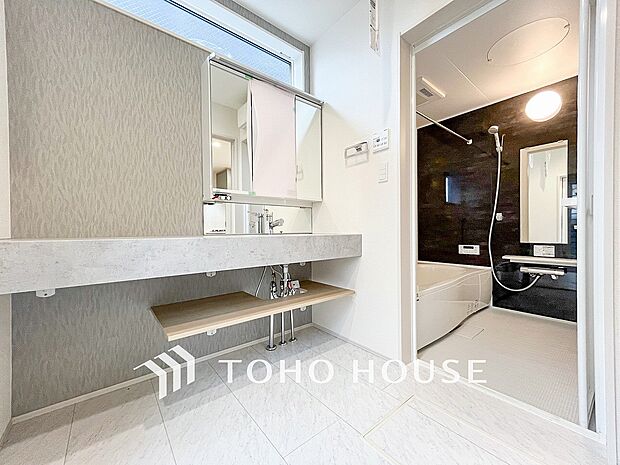 清潔感のあるプライベート空間は、身だしなみチェックや肌のお手入れに最適です。