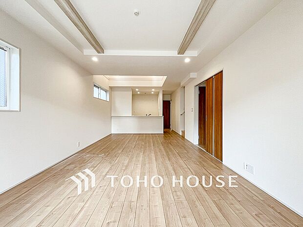 家族と過ごすひと時を溢れる光が優しく包み込むリビングダイニング。