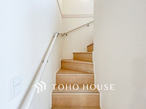 パブリックゾーンとプライベートゾーン繋ぐ階段。豊かな陽光が注ぎ込み、爽やかな住空間を演出。