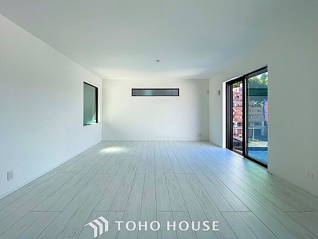 明るく開放的な空間が広がるLDK。室内には豊かな陽光が注ぎ込み、爽やかな住空間を演出。