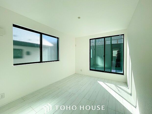 大きな窓からたっぷりと陽光が注がれる明るい空間。家族の成長に対応できる永住仕様の間取り。