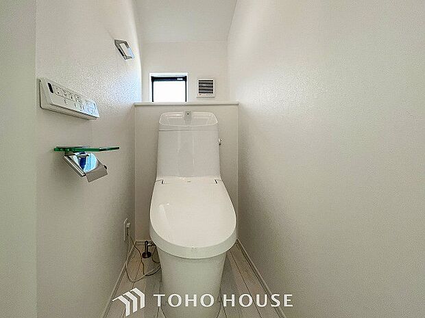 換気と明るさに配慮した清潔感溢れるトイレ。落ち着いた空間で安らぎのひとときをお過ごしいただけます。