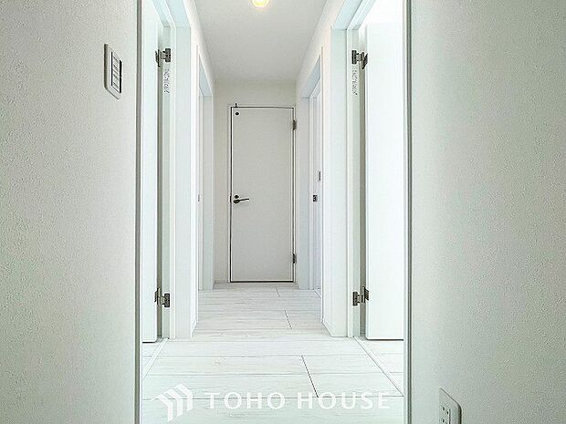 上質感漂う廊下。居住者の帰り、訪れる方を優しく迎え安らぎに満ちた生活空間を予感させます。