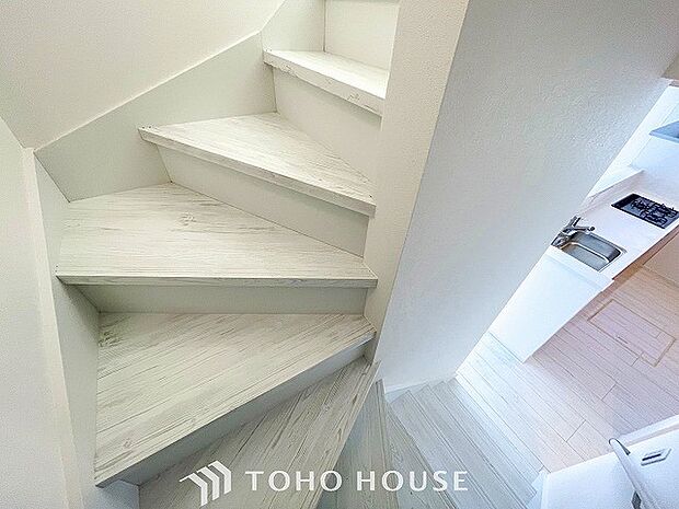 各フロアを結ぶ階段。集いの空間と一人の時間を楽しむプライベートルームをバランスよく繋いでいます。