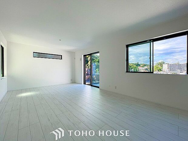 爽やかな色合いのフローリングと清潔感の溢れるクロスが明るい空間を創り出しているリビングダイニング。