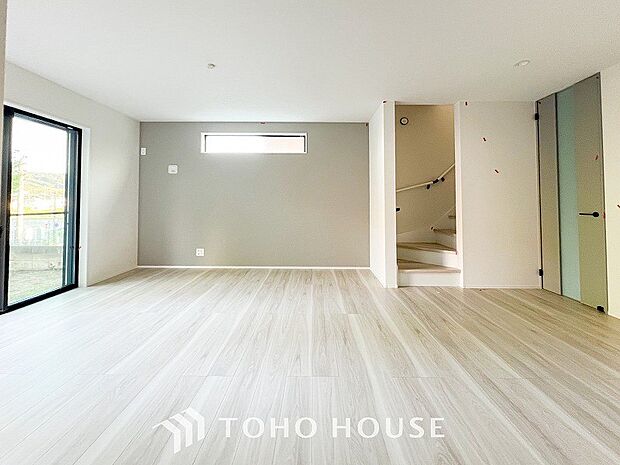 戸建てならではのリビング。落ち着いた色調のリビングは家族団欒の憩いの場所です。