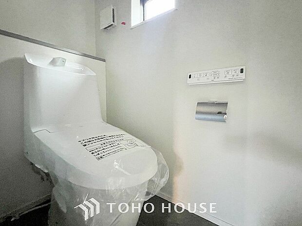 換気と明るさに配慮した清潔感溢れるトイレ。落ち着いた空間で安らぎのひとときをお過ごしいただけます。