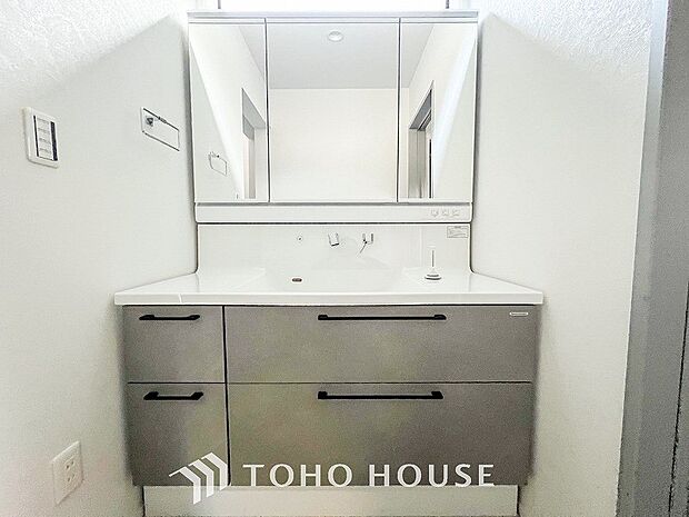 洗面台・洗面所三面鏡裏収納には化粧品や洗面用品類をすっきり整理できます。