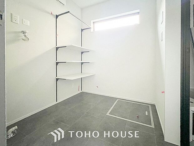 小窓が設置され、湿気がこもりやすい室内の換気・採光に配慮されています。