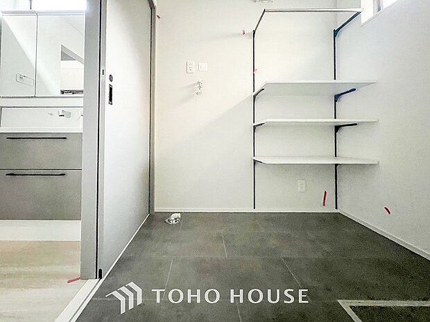 洗濯機を配置しても十分なスペースを確保した設計となっております。